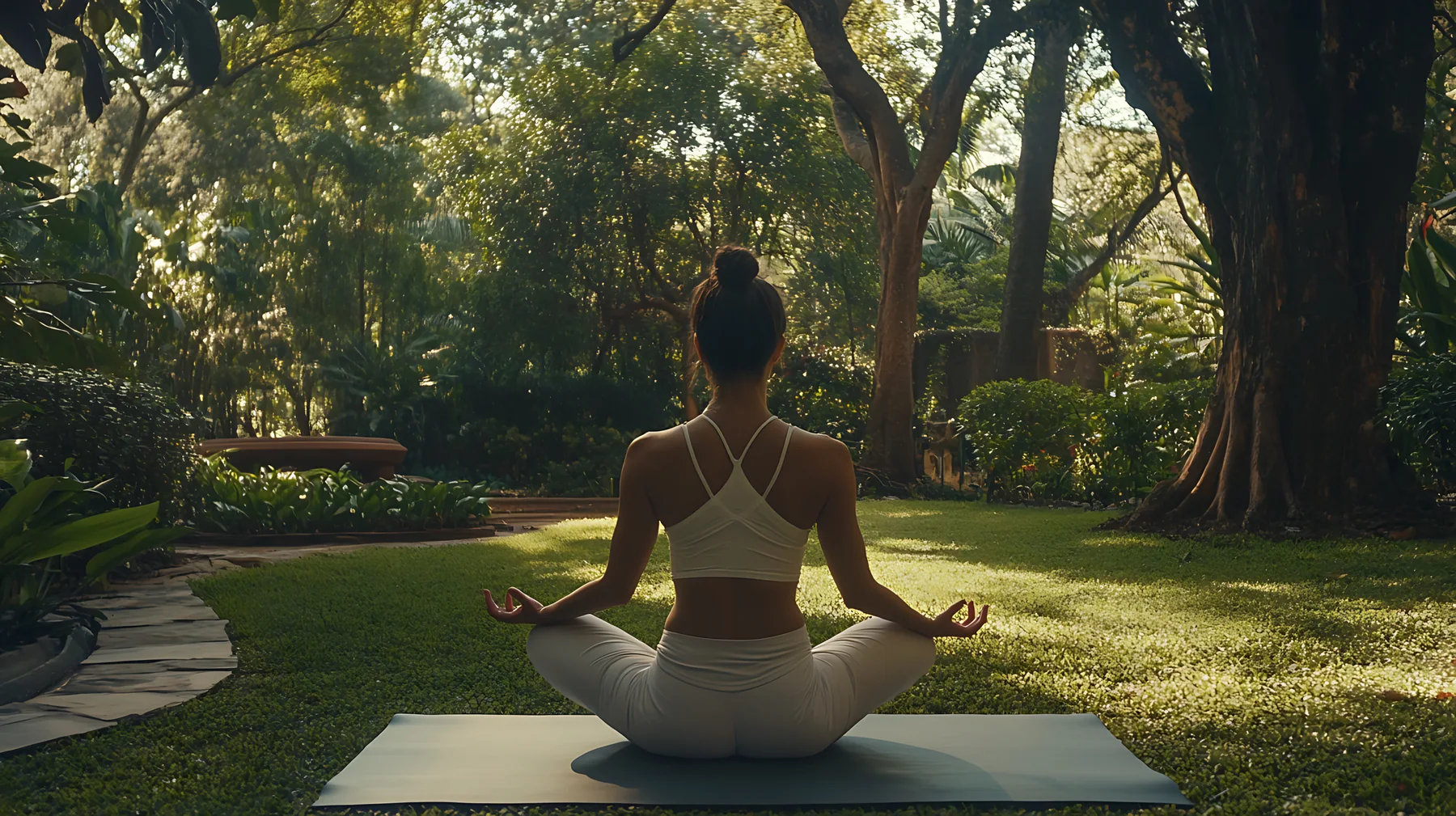 Mulher praticando yoga em um jardim iluminado pelo sol